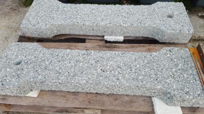 Betonowy element ławki z otwartym kruszywem 108x10x30