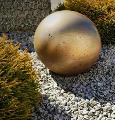 Betonowa kula dekoracyjna do ogrodu fi 30cm - złota
